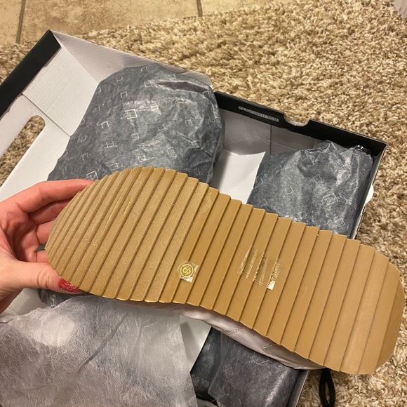 Shu Shop Sneakers - Picture 5 of 7